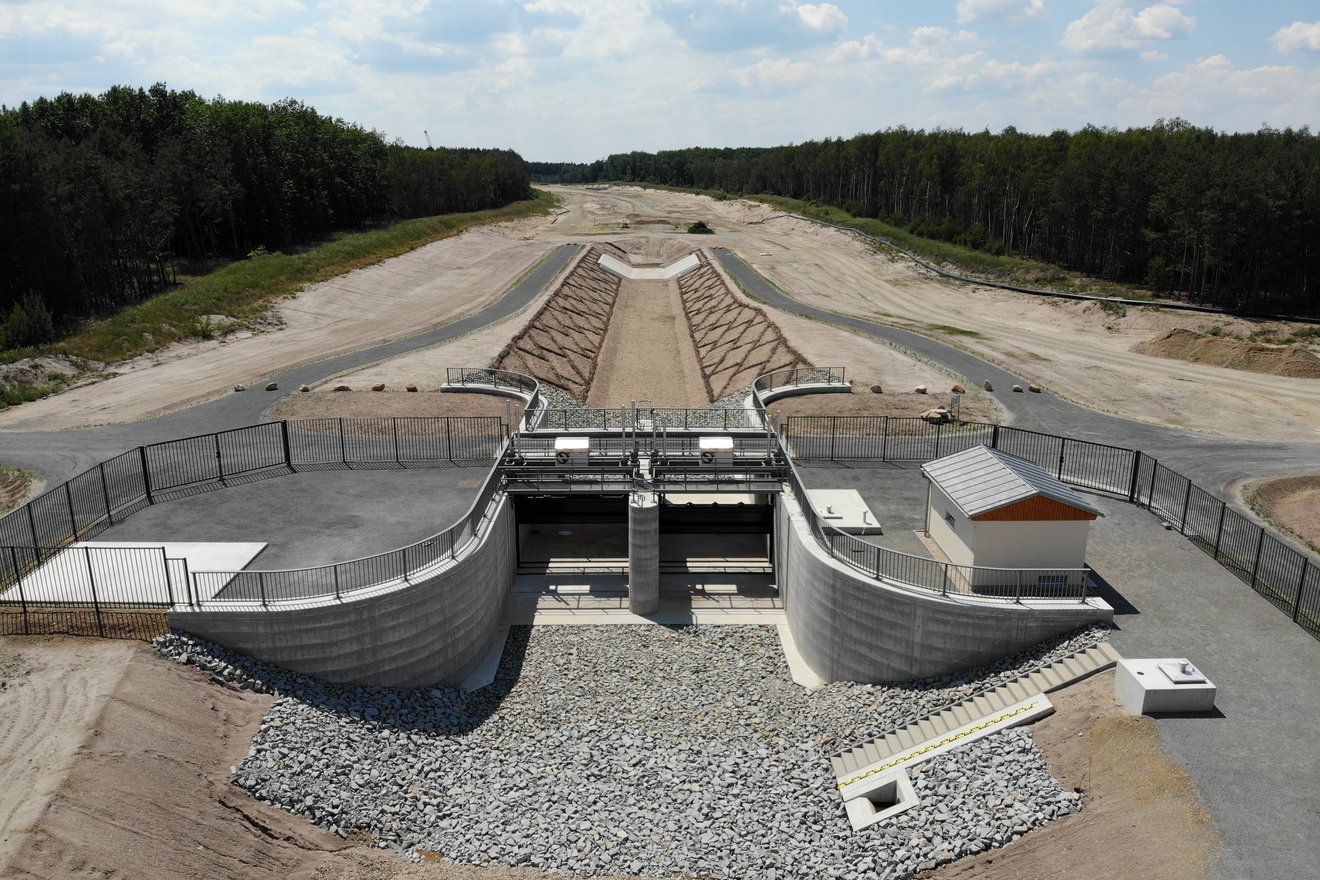 The new weir structure on Lake Sedlitz is still dry and will take up its control function after completion of the entire conductor system. (Photo: STRABAG)