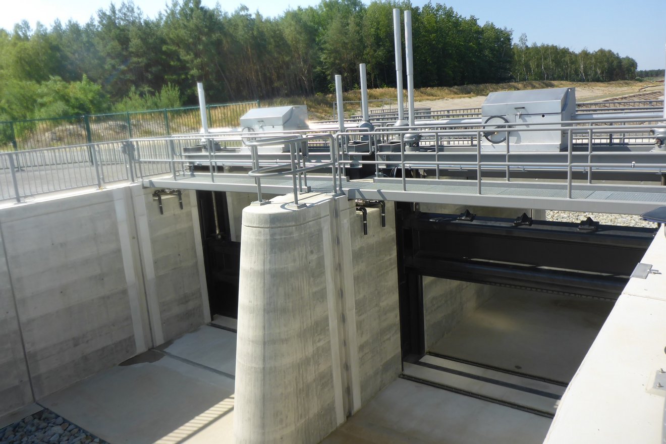 Mit den Verschlüssen des neuen Wehrbauwerks wird zukünftig die Wasserabgabe aus dem Sedlitzer See in das Ableitersystem gesteuert