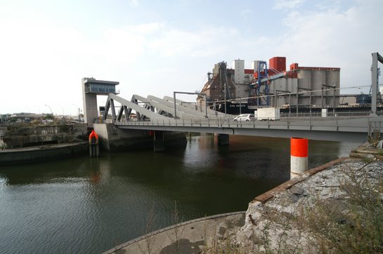 Rethe-Klappbrücke im Hamburger Hafen